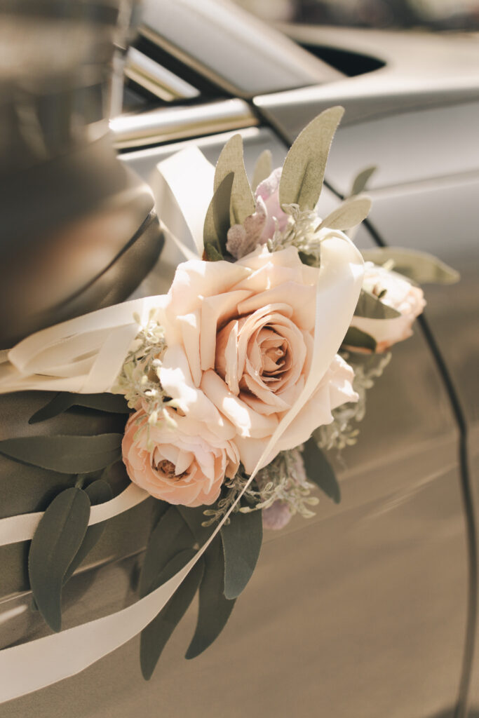 Kleine Sommerhochzeit in Seifhennersdorf – Emotionale Hochzeitsfotos trotz 32 Grad Blumenschmuck Auto Oberlausitz