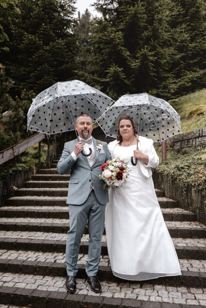 hochzeitspaar mit schirm