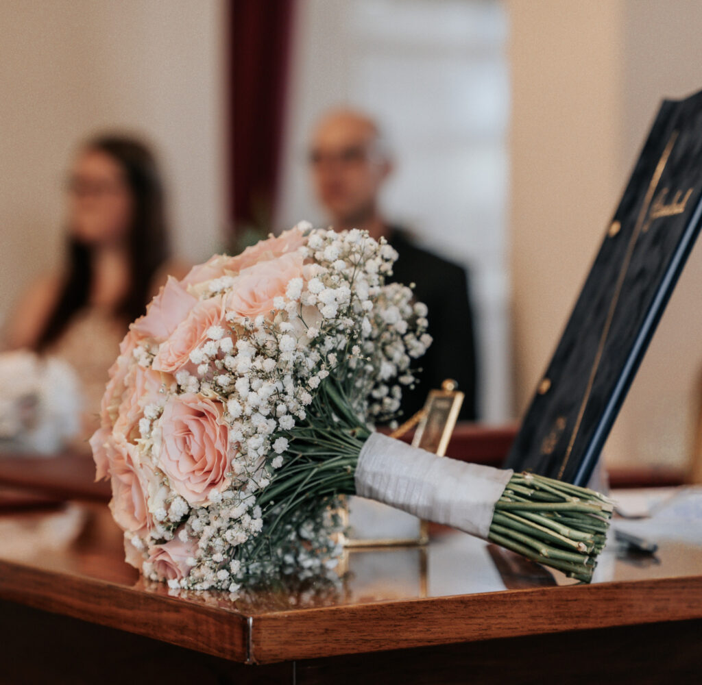 Kleine Sommerhochzeit in Seifhennersdorf – Emotionale Hochzeitsfotos trotz 32 Grad Brautstrauß Oberlausitz