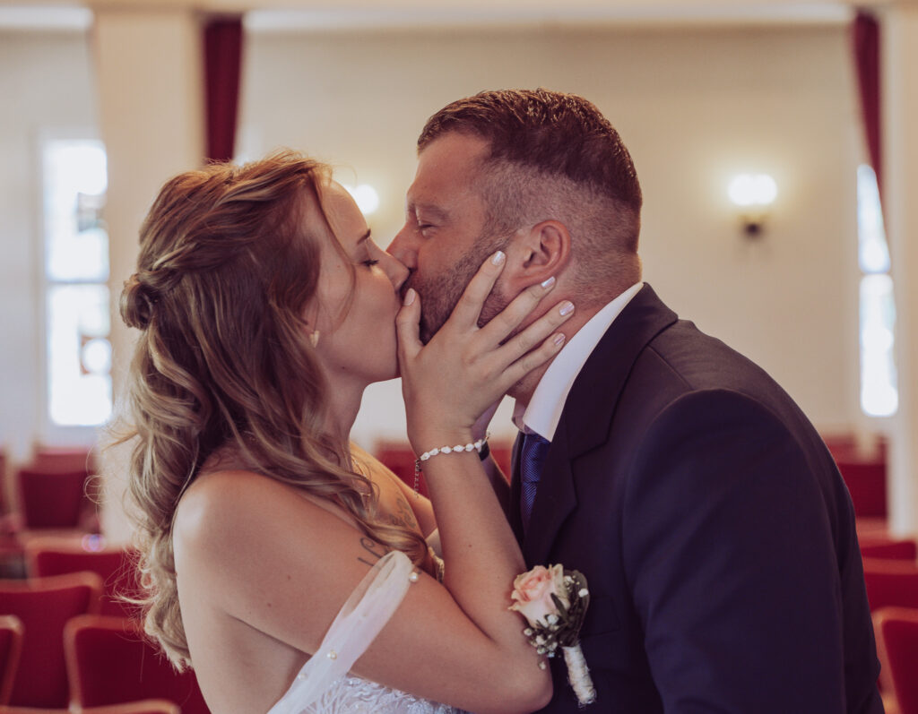 Kleine Sommerhochzeit in Seifhennersdorf – Emotionale Hochzeitsfotos trotz 32 Grad Eheschließung Oberlausitz