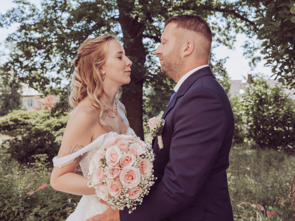 Kleine Sommerhochzeit in Seifhennersdorf – Emotionale Hochzeitsfotos trotz 32 Grad Hochzeitsfotograf Görlitz