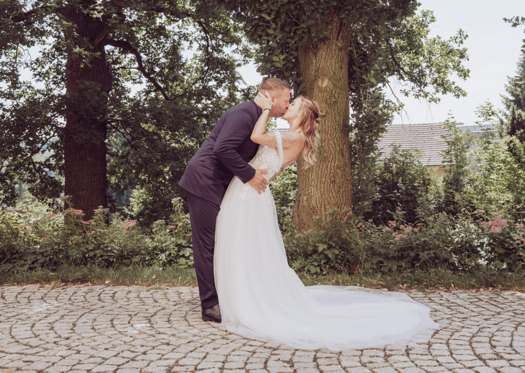 Kleine Sommerhochzeit in Seifhennersdorf – Emotionale Hochzeitsfotos trotz 32 Grad hochzeit-seifhennersdorf-oberlausitz